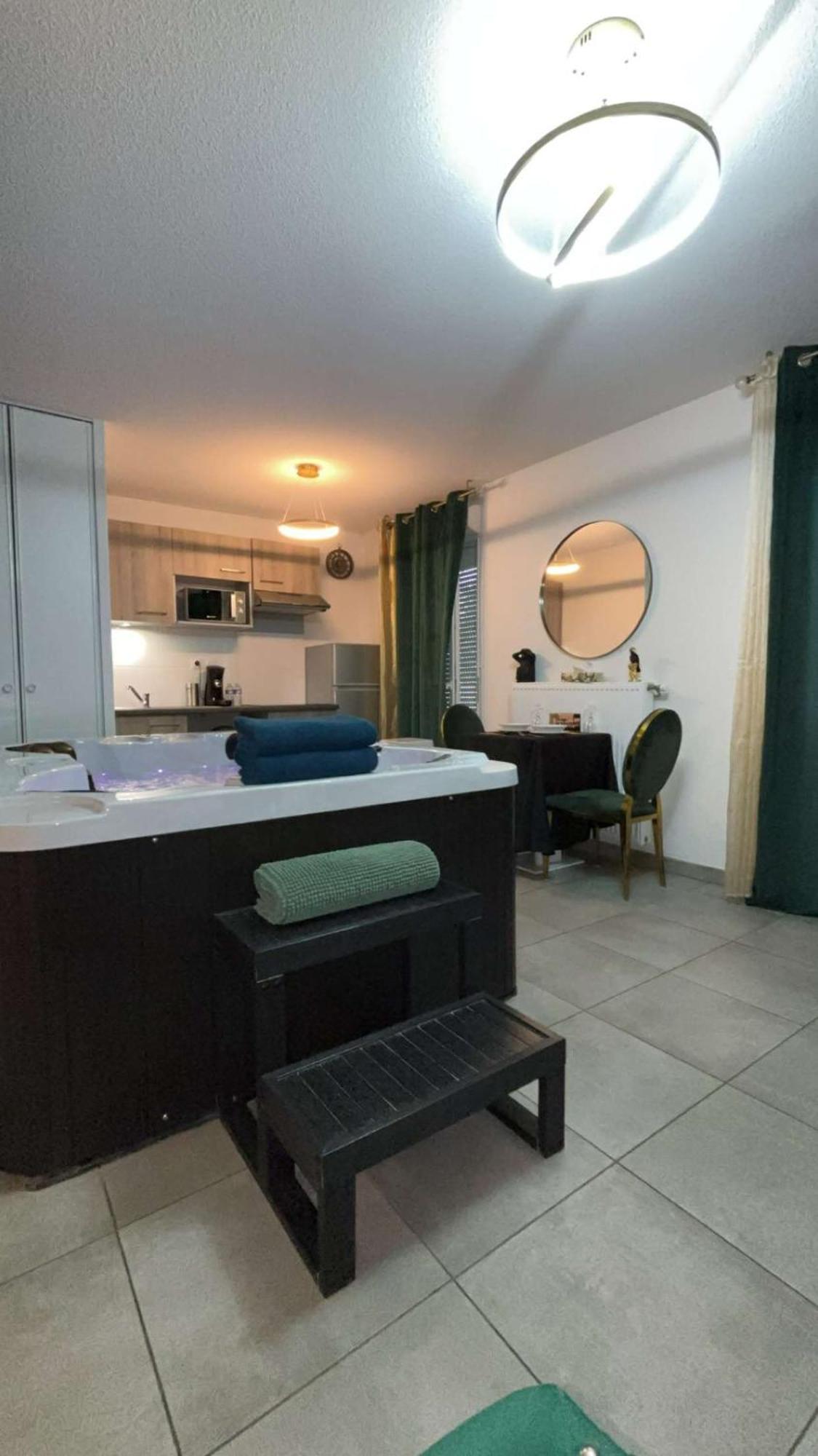 Suite Jacuzzi "Spa Privatif " Appartement Jacuzzi ตูลูส ภายนอก รูปภาพ